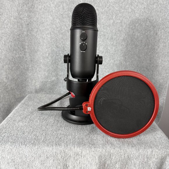 Blue YETI USB microphone with audio screen to prevent popping sounds included! - Picture 6 of 6